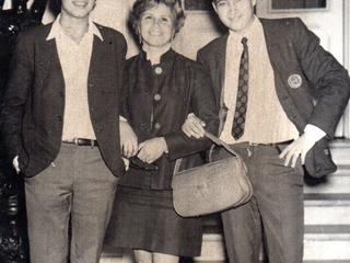 Carlos Salcedo con su madre en el Teatro Municipal