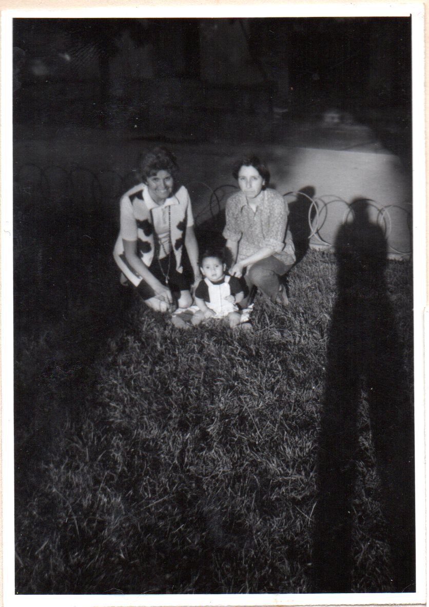 Juan Cristóbal Salcedo junto a su madre y abuela Juan Cristóbal Salcedo junto a su madre y abuela
