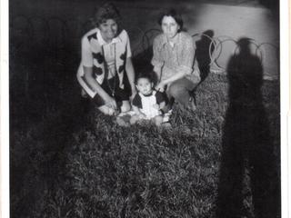 Juan Cristóbal Salcedo junto a su madre y abuela